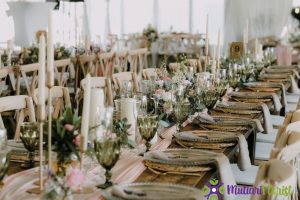 Rangkaian Bunga Segar untuk Meja Sentuhan Elegan yang Menyegarkan Ruang Anda